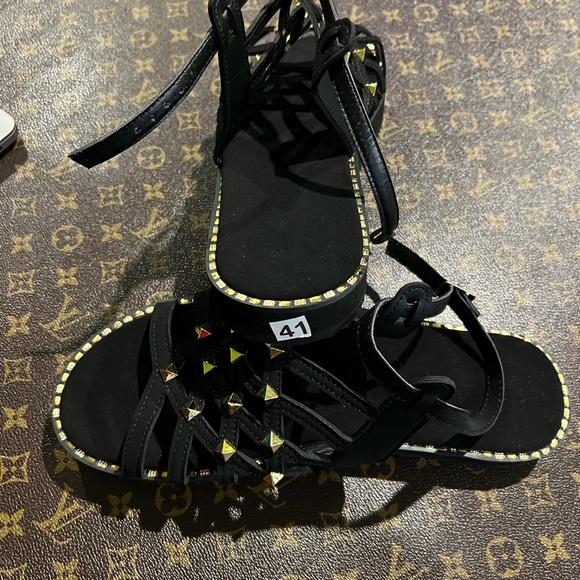 Black sandal with Gold, small spikes - Picture 1 of 3